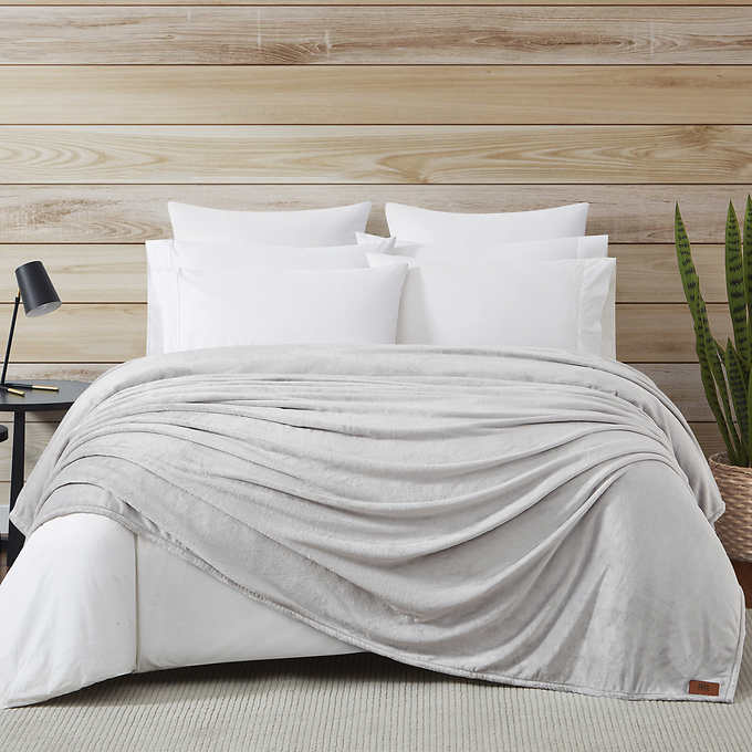 FRYE Plush Blanket